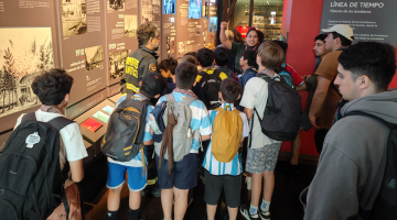 Grupo de niños y jóvenes en un recorrido mediado por las salas del Mubo.